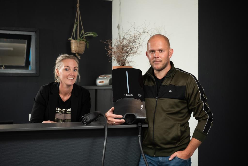 Johan en Lyanne van Satero in de showroom