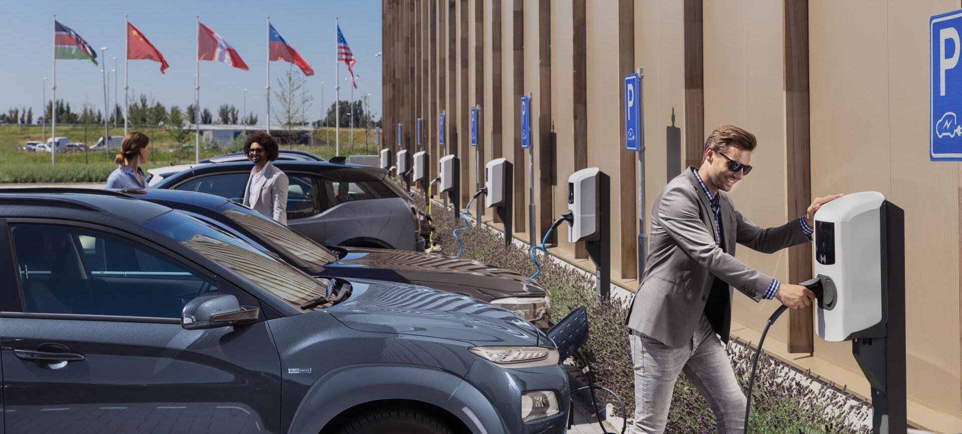 Meerdere elektrische auto's bij laadstations op een bedrijfsparkeerplaats